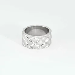 Large bague matelassée en or blanc