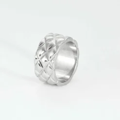 Large bague matelassée en or blanc