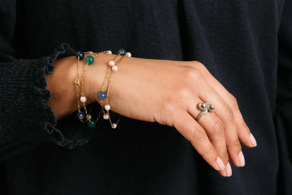 Lot de quatre bracelets en or jaune et perles