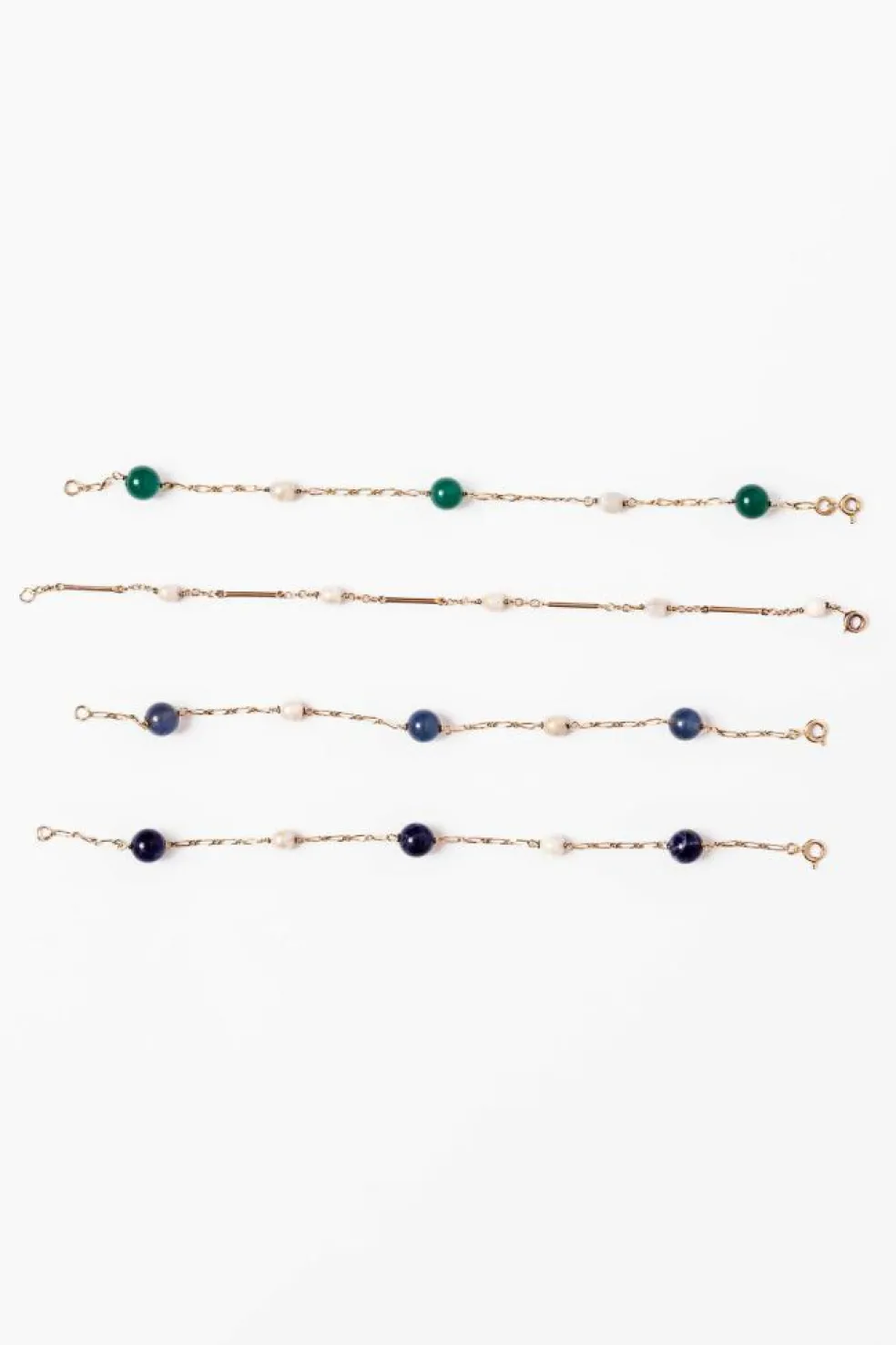 Lot de quatre bracelets en or jaune et perles