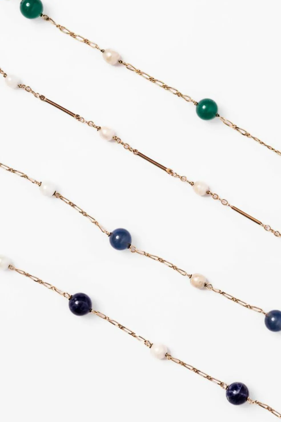 Lot de quatre bracelets en or jaune et perles