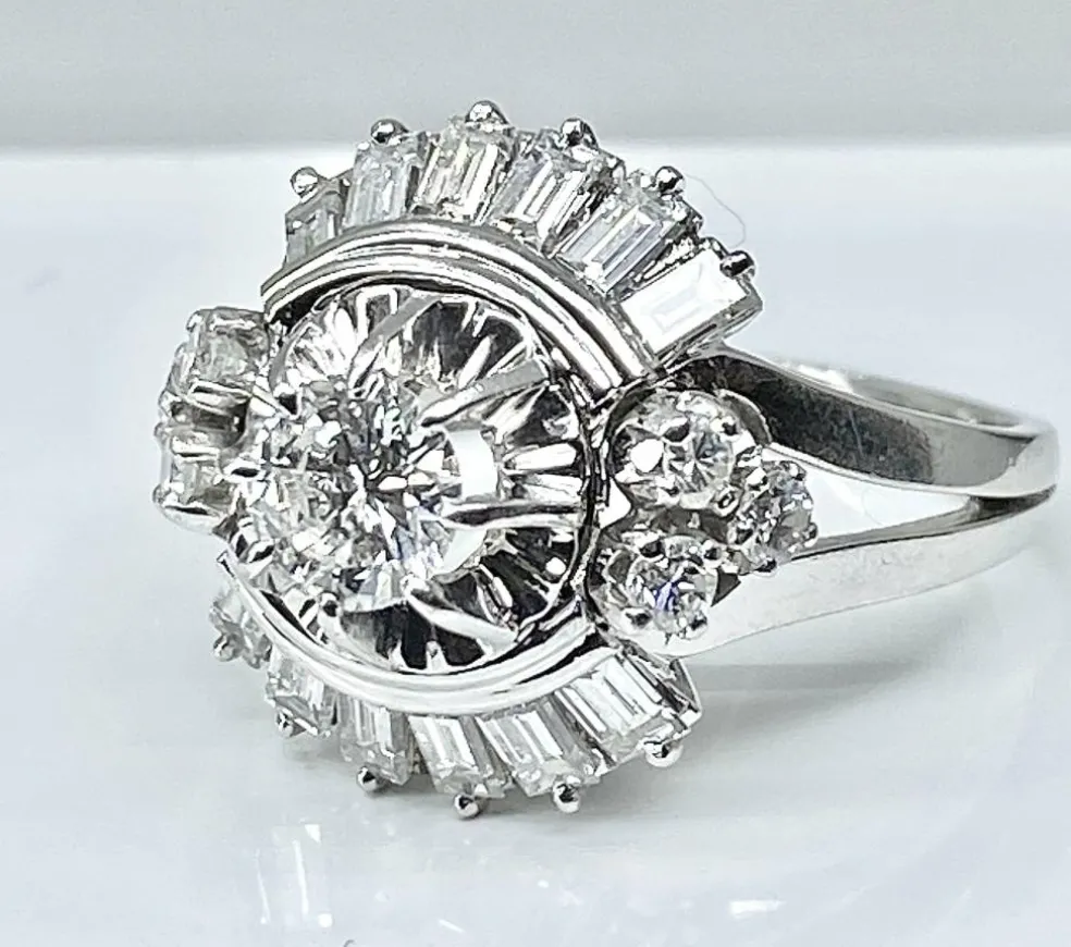 Magnifique bague en platine, diamants baguettes et ronds