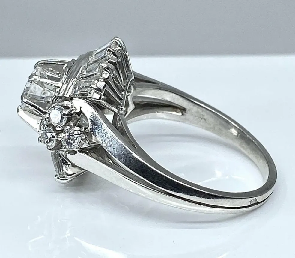 Magnifique bague en platine, diamants baguettes et ronds