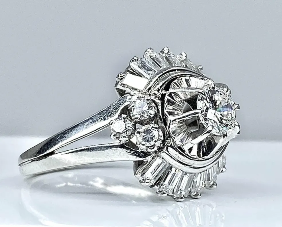 Magnifique bague en platine, diamants baguettes et ronds