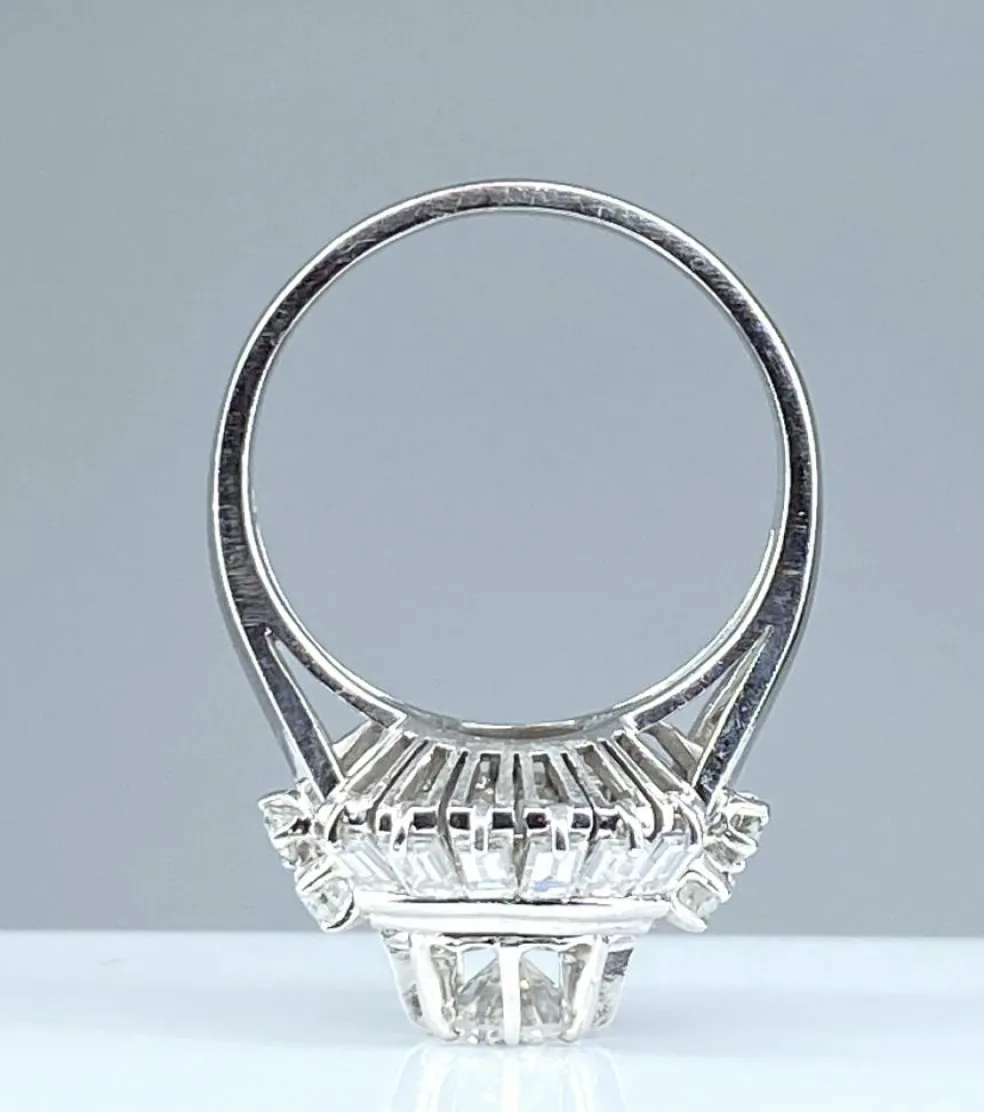 Magnifique bague en platine, diamants baguettes et ronds