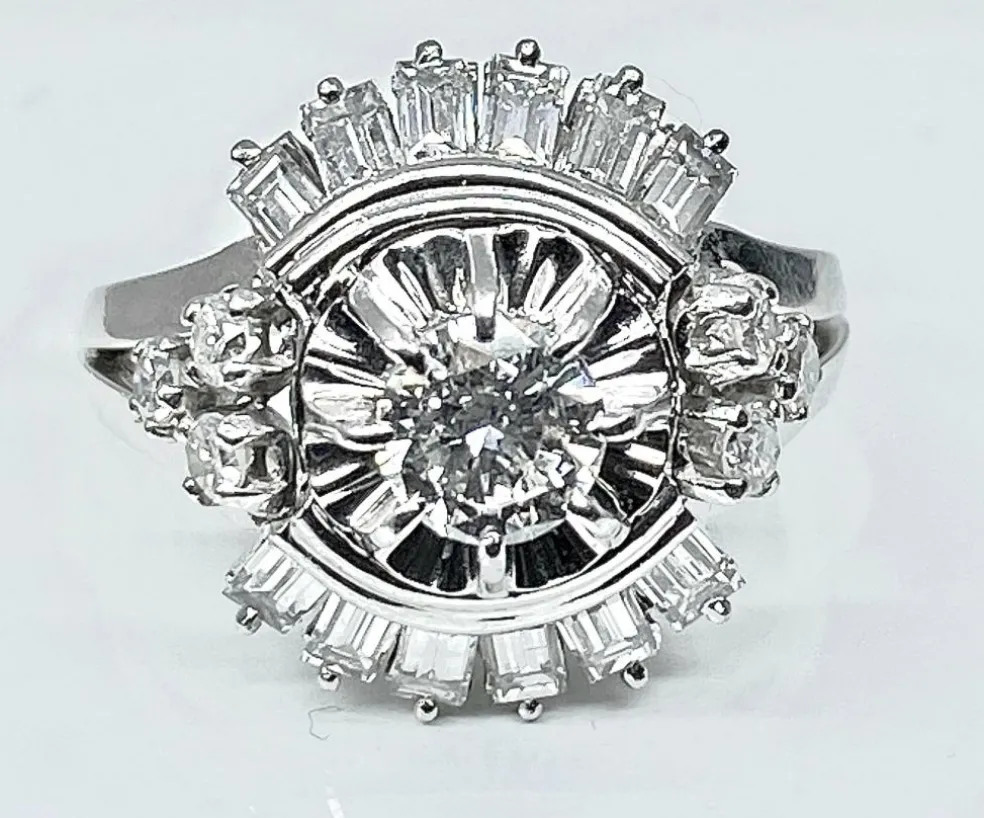Magnifique bague en platine, diamants baguettes et ronds