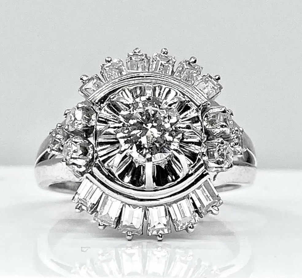 Magnifique bague en platine, diamants baguettes et ronds