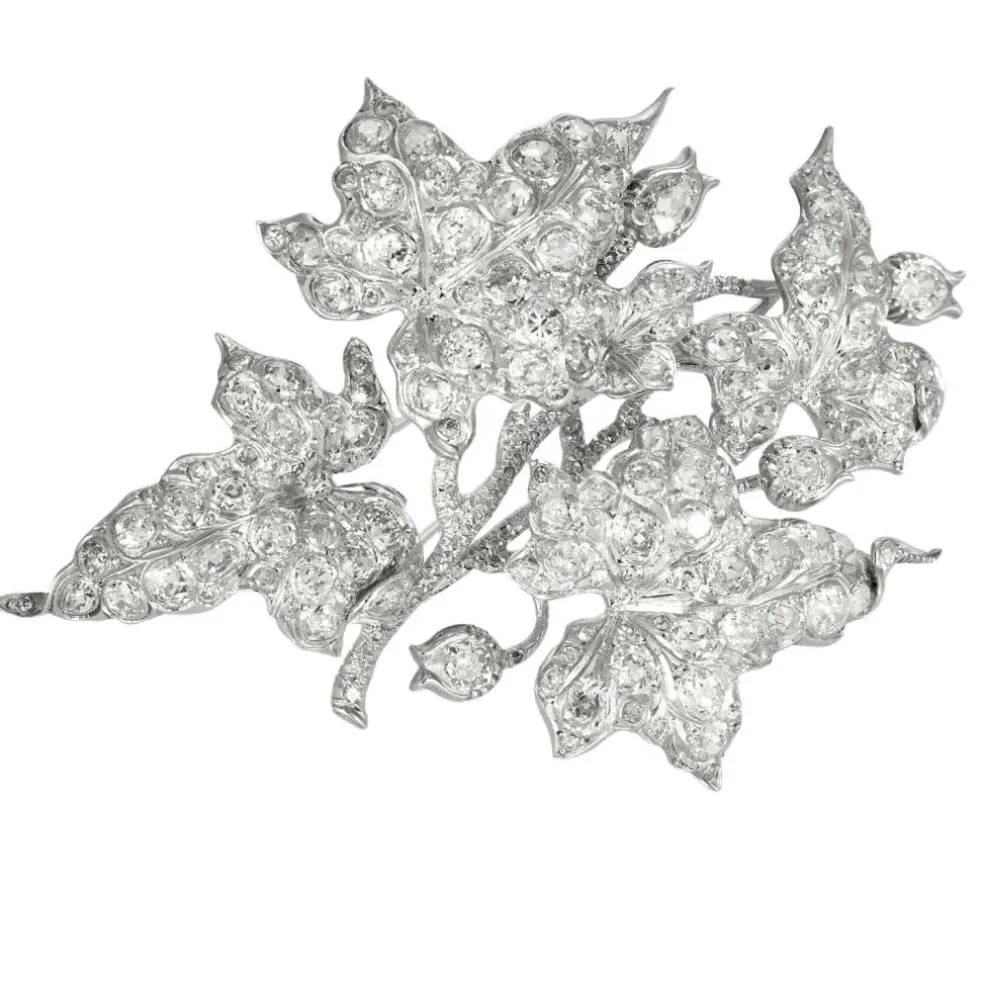Magnifique broche en or blanc 18K (750 millièmes) issue de la transformation d’un diadème en or blanc et diamants