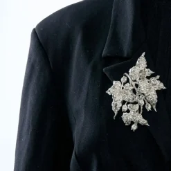 Magnifique broche en or blanc 18K (750 millièmes) issue de la transformation d’un diadème en or blanc et diamants