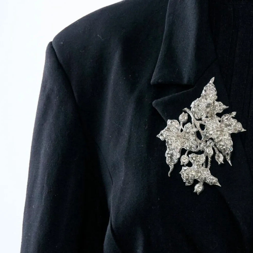 Magnifique broche en or blanc 18K (750 millièmes) issue de la transformation d’un diadème en or blanc et diamants