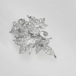 Magnifique broche en or blanc 18K (750 millièmes) issue de la transformation d’un diadème en or blanc et diamants