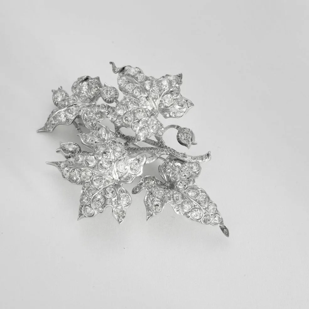 Magnifique broche en or blanc 18K (750 millièmes) issue de la transformation d’un diadème en or blanc et diamants