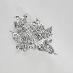 Magnifique broche en or blanc 18K (750 millièmes) issue de la transformation d’un diadème en or blanc et diamants