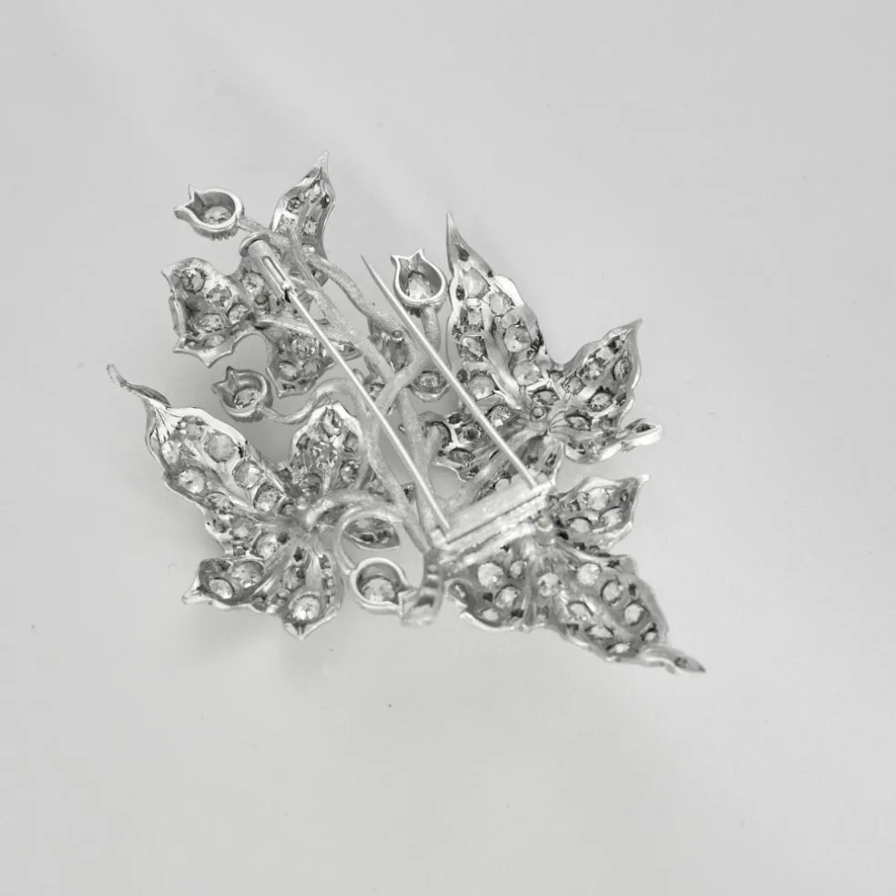 Magnifique broche en or blanc 18K (750 millièmes) issue de la transformation d’un diadème en or blanc et diamants