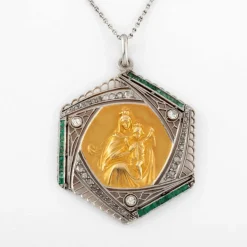 Médaille ajourée en or gris et diamant représentent la vierge et l'enfant