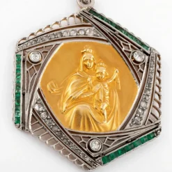 Médaille ajourée en or gris et diamant représentent la vierge et l'enfant
