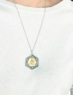 Médaille ajourée en or gris et diamant représentent la vierge et l'enfant