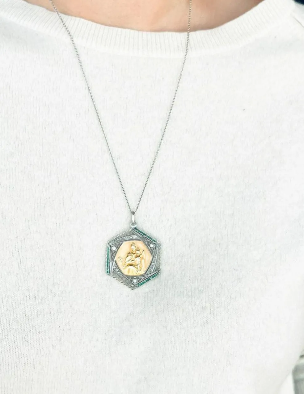 Médaille ajourée en or gris et diamant représentent la vierge et l'enfant