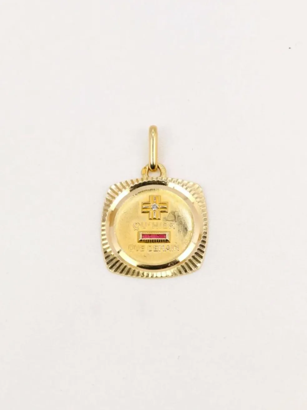 Médaille amour Augis carrée Plus qu'hier moins que demain or jaune diamant rubis