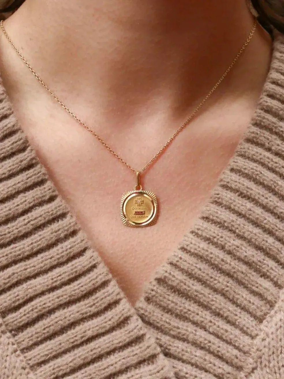 Médaille amour Augis carrée Plus qu'hier moins que demain or jaune diamant rubis