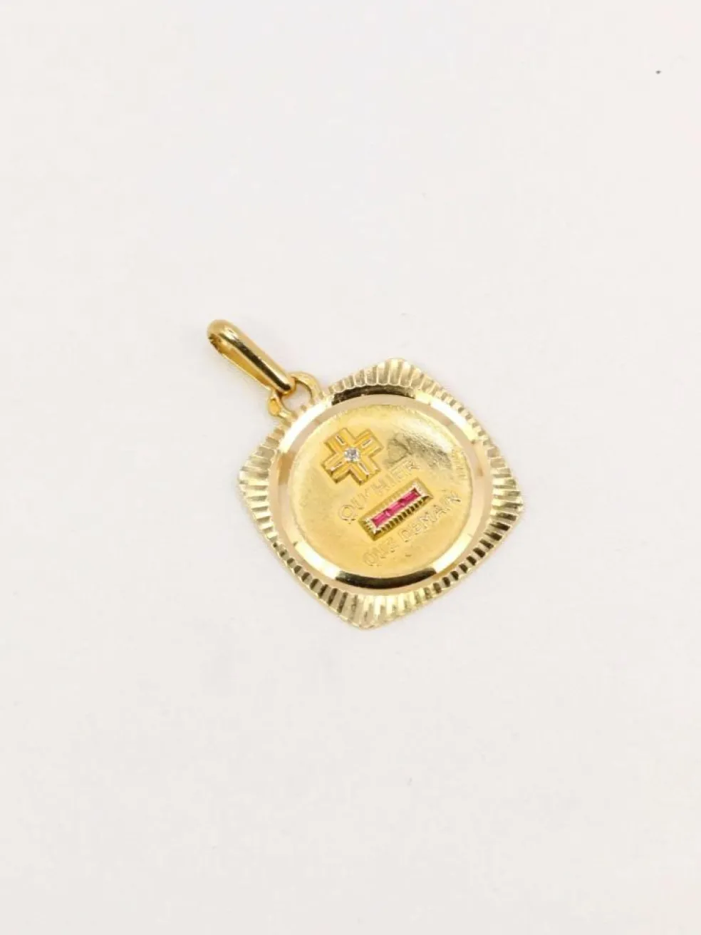 Médaille amour Augis carrée Plus qu'hier moins que demain or jaune diamant rubis