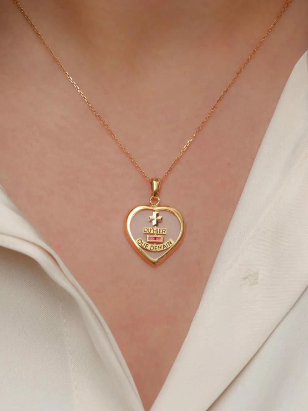 Médaille amour Augis coeur en verre et or, Plus qu’hier moins que demain, ca 1980