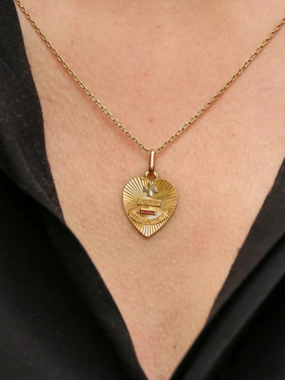 Médaille amour Augis coeur strié Plus qu'hier moins que demain or jaune rubis