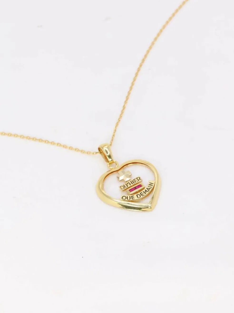 Médaille amour Augis coeur en verre et or, Plus qu’hier moins que demain, ca 1980