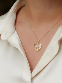 Médaille amour Augis coeur en verre et or, Plus qu’hier moins que demain, ca 1980