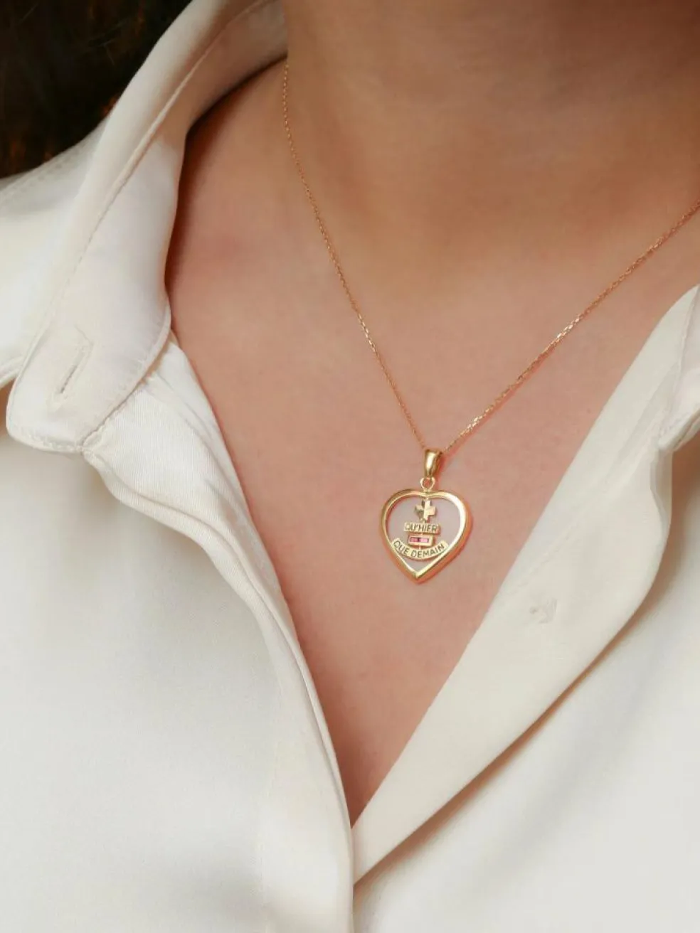 Médaille amour Augis coeur en verre et or, Plus qu’hier moins que demain, ca 1980