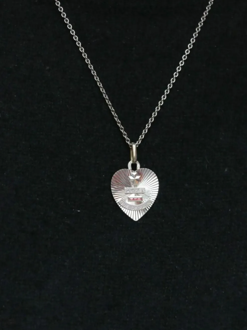 Médaille amour Augis cœur Or blanc Rubis Plus qu’hier moins que demain