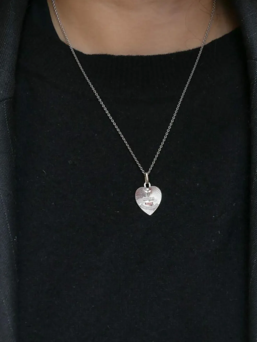 Médaille amour Augis cœur Or blanc Rubis Plus qu’hier moins que demain
