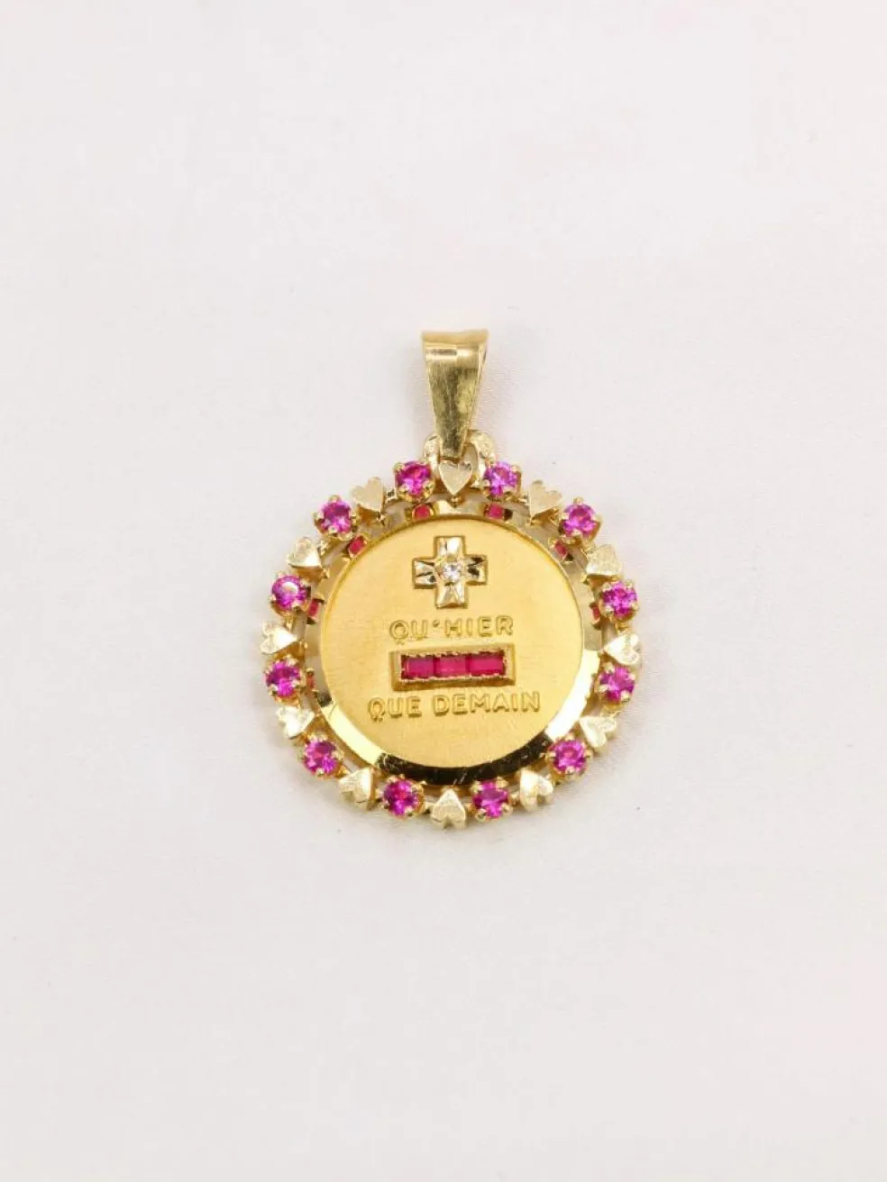 Médaille Amour AUGIS entourage coeur rubis Plus qu’hier moins que demain diamant rubis