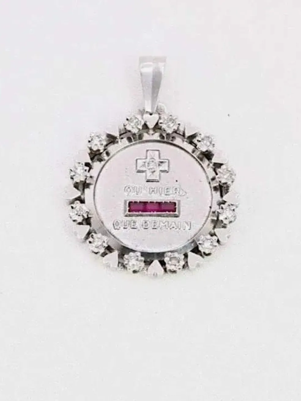 Médaille amour Augis entourage coeurs diamants Plus qu'hier moins que demain or blanc rubis