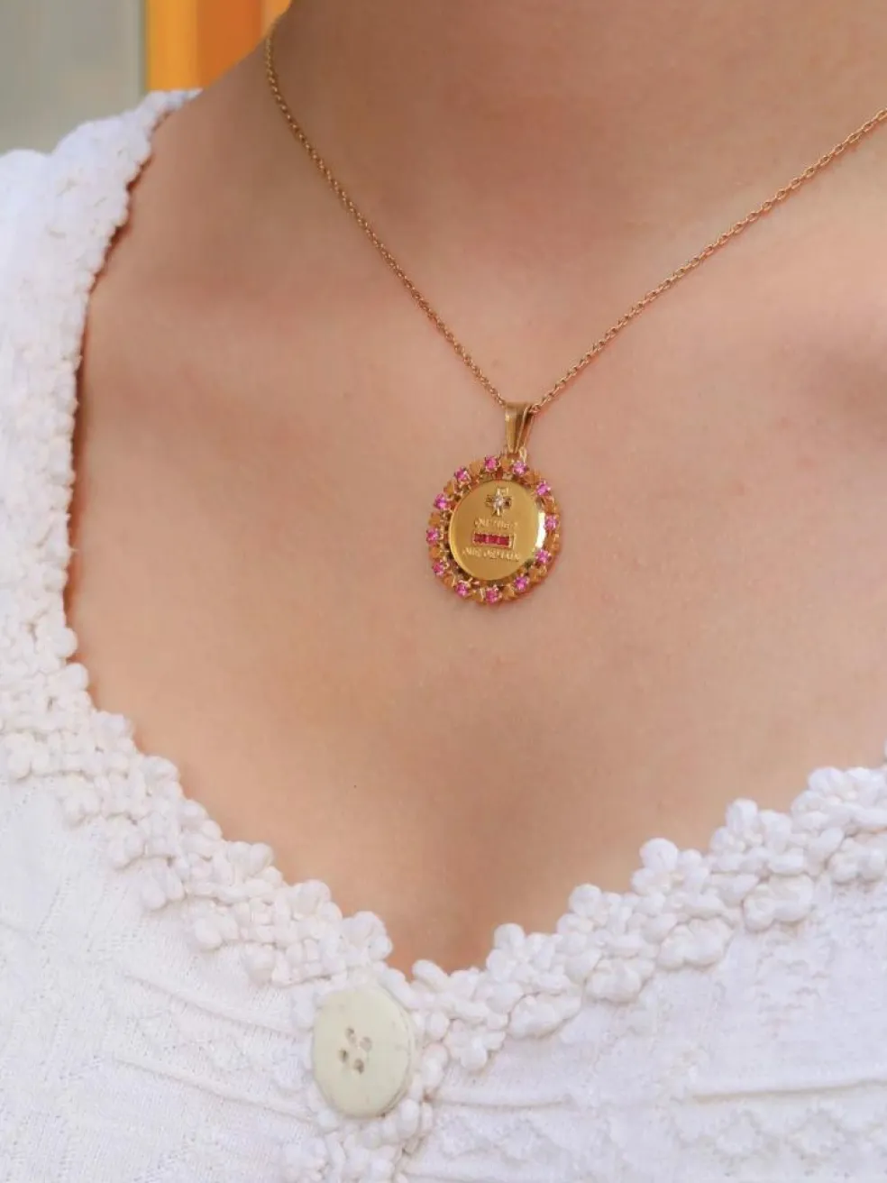 Médaille Amour AUGIS entourage coeur rubis Plus qu’hier moins que demain diamant rubis