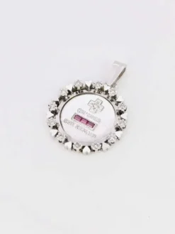 Médaille amour Augis entourage coeurs diamants Plus qu'hier moins que demain or blanc rubis