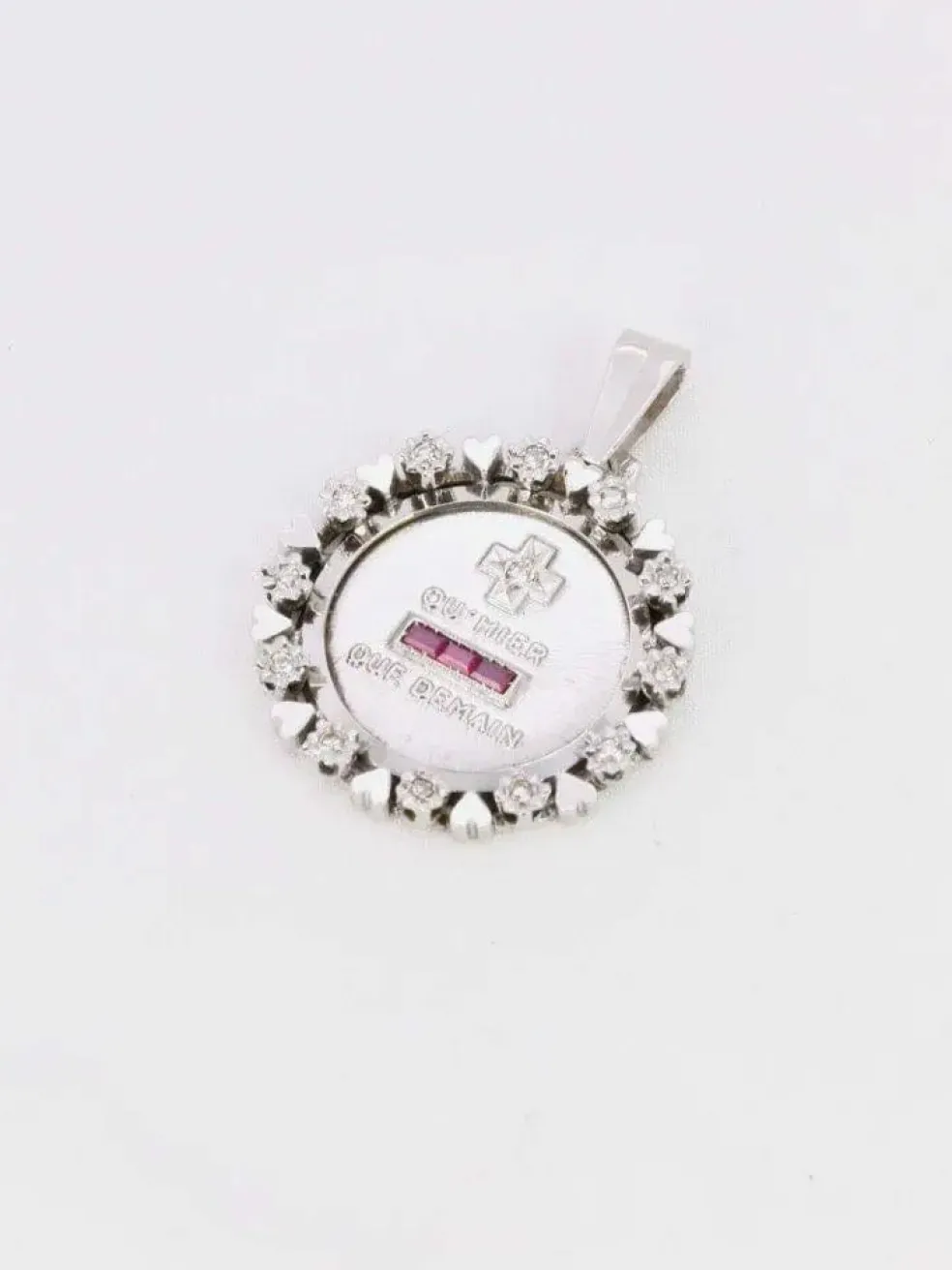 Médaille amour Augis entourage coeurs diamants Plus qu'hier moins que demain or blanc rubis