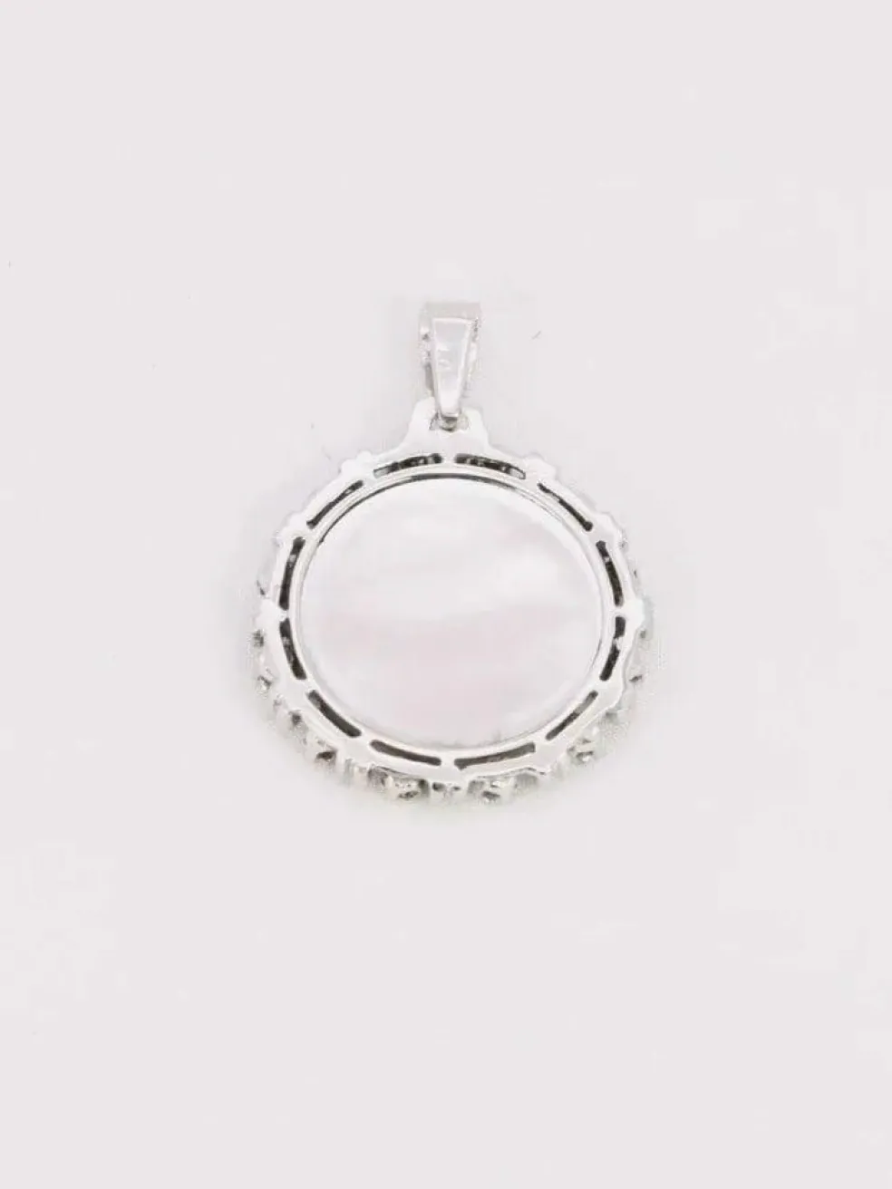 Médaille amour Augis entourage coeurs diamants Plus qu'hier moins que demain or blanc rubis