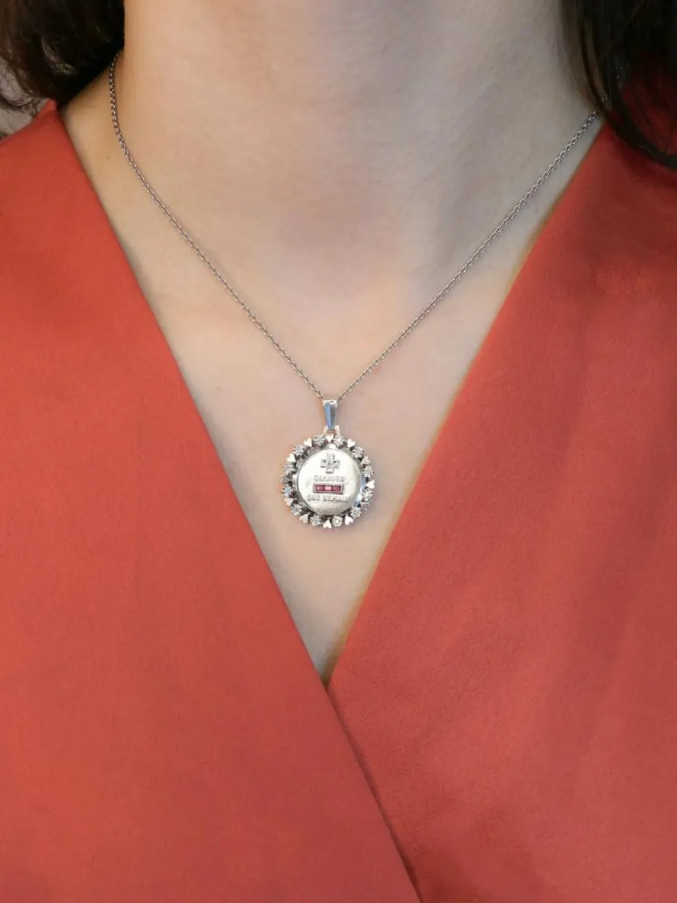 Médaille amour Augis entourage coeurs diamants Plus qu'hier moins que demain or blanc rubis