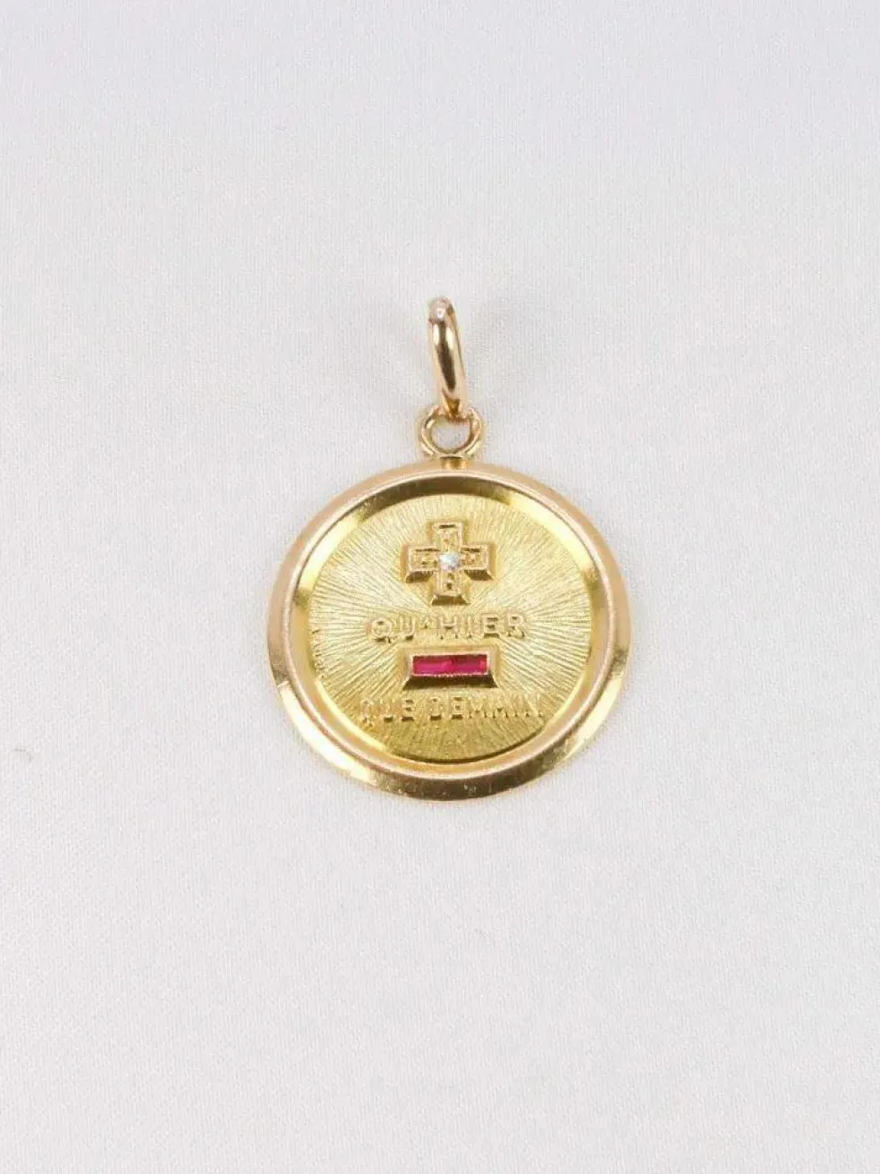 Médaille amour Augis ronde Plus qu'hier moins que demain or jaune diamant rubis