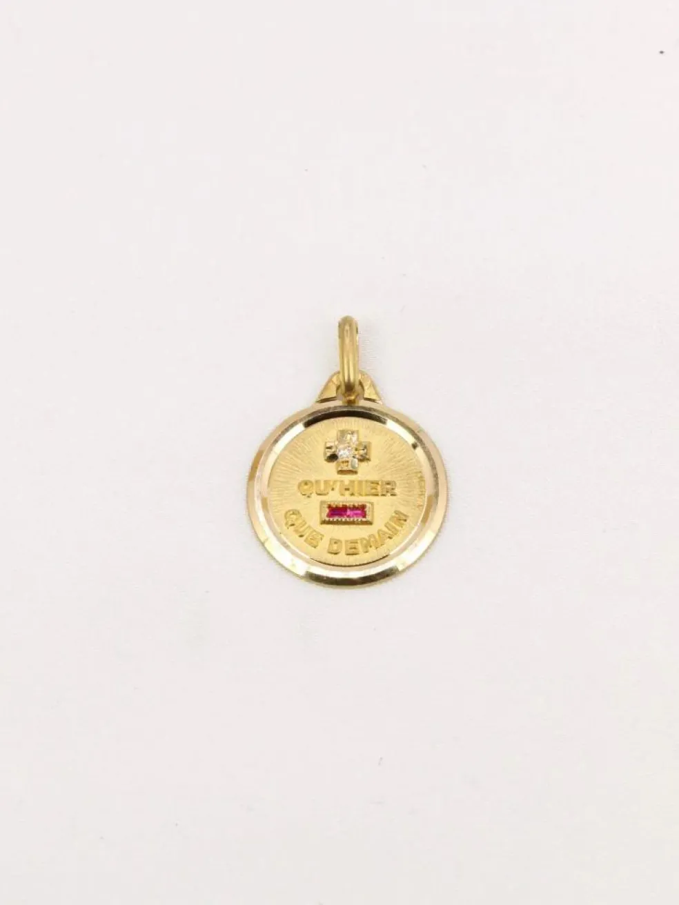 Médaille amour Augis ronde Plus qu'hier moins que demain or jaune diamant rubis