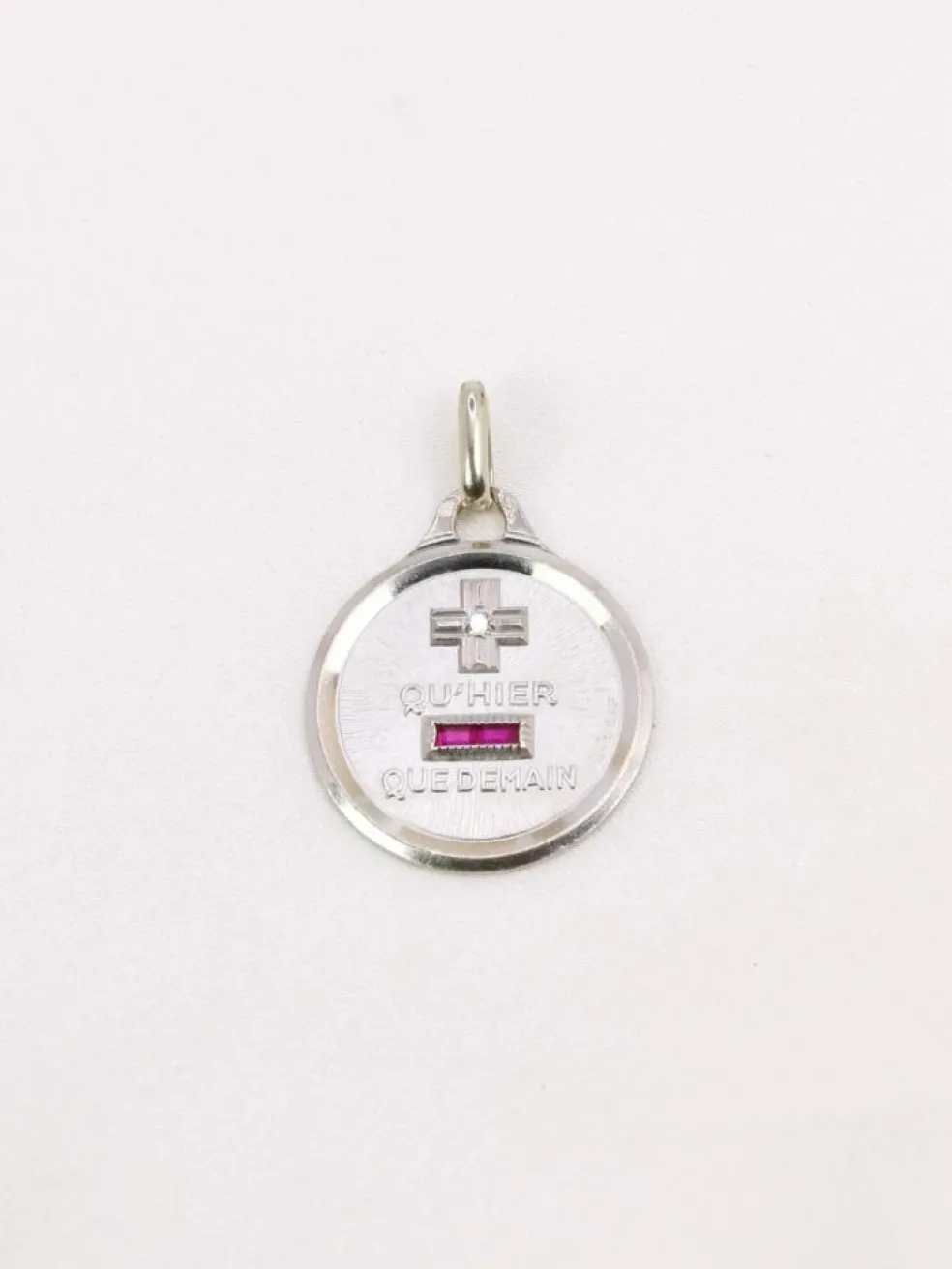 Médaille amour Augis ronde Plus qu'hier moins que demain or blanc diamant rubis