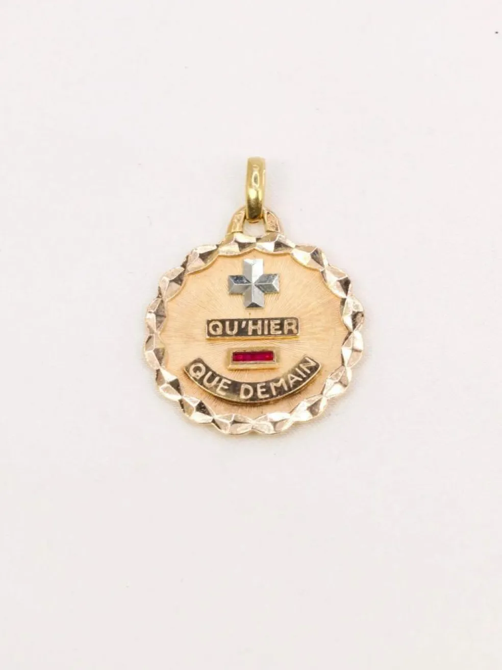 Médaille amour Augis ronde Plus qu'hier moins que demain or jaune rubis