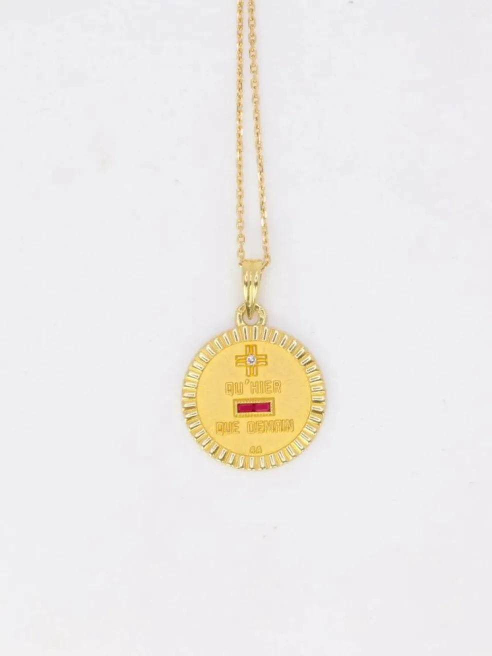 Médaille amour Augis ronde or et diamant, Plus qu’hier moins que demain