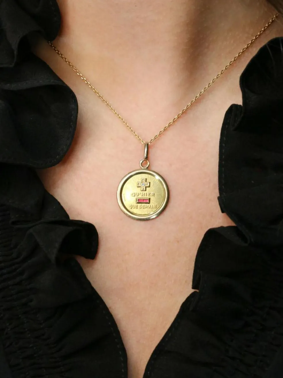 Médaille amour Augis ronde Plus qu'hier moins que demain or jaune diamant rubis