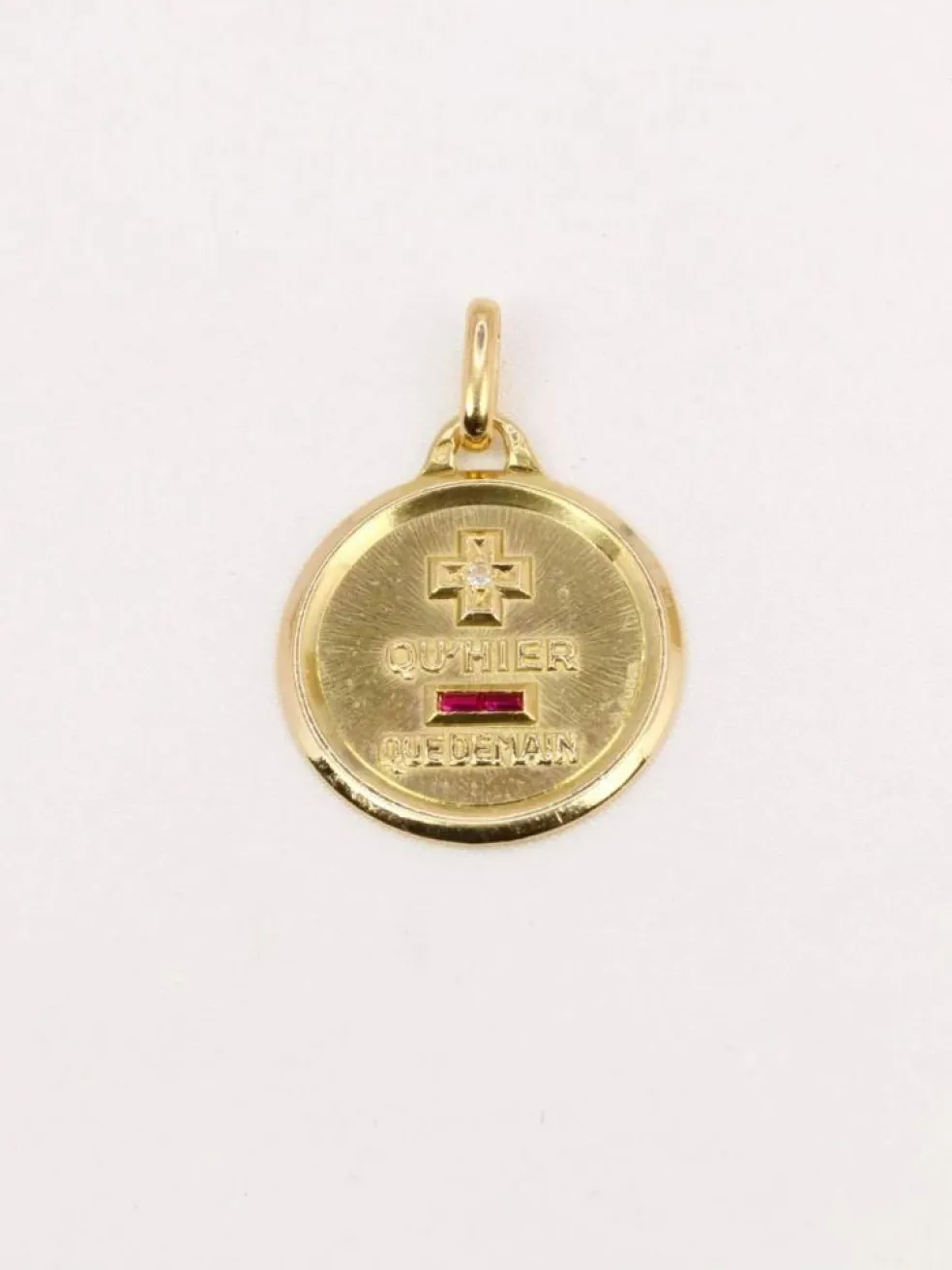 Médaille amour Augis ronde Plus qu'hier moins que demain or jaune diamant rubis
