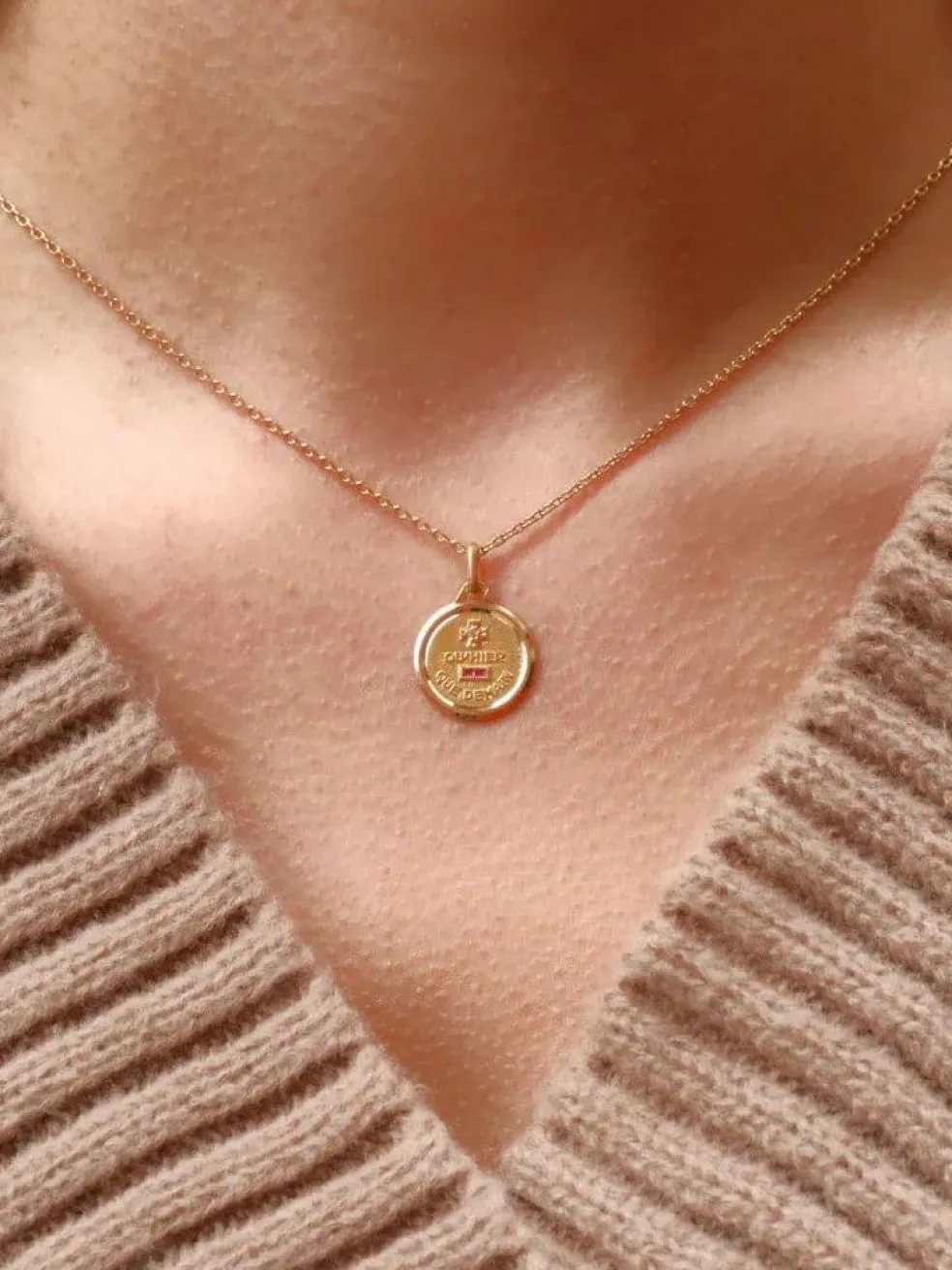 Médaille amour Augis ronde Plus qu'hier moins que demain or jaune diamant rubis