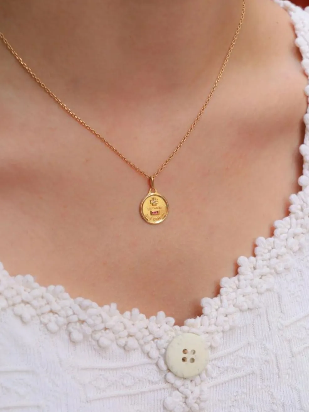 Médaille amour Augis ronde or jaune diamant rubis