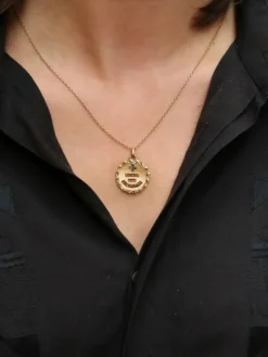 Médaille amour Augis ronde Plus qu'hier moins que demain or jaune rubis