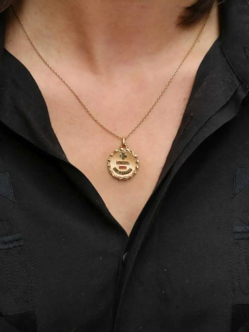 Médaille amour Augis ronde Plus qu'hier moins que demain or jaune rubis